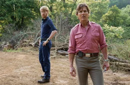 Monty Schafer (Domhnall Gleesson, l.) hat Barry Seal (Tom Cruise) f&uuml;r die CIA angeworben und nimmt in kauf, dass dieser zus&auml;tzliche Einnahmen durch Drogentransporte in die USA hat.