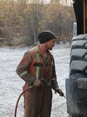 Taylor Matejka benutzt einen Hochdruckreiniger auf einem Lader