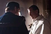 Jakob Fugger (Herbert Knaup, li.) möchte Papst Alexander VI. Gier nach Macht und Reichtum nutzen und ihn für seine Zwecke instrumentalisieren. Jakob Fugger (Herbert Knaup, li.) möchte Papst Alexander VI. Gier nach Macht und Reichtum nutzen und ihn für seine Zwecke instrumentalisieren.