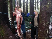 Billy Brown und Ami Brown bereiten Fleisch zu.