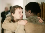 Fátima Fresinger (Sheri Hagen, rechts) hat gerade ihren Mann verloren. Ihre Freundin Hannah Siems (Maria Simon) tröstet sie.