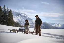 Ski und Rodel gut: Obwohl sie ihre H&uuml;tte verlassen, haben Heidi (Anuk Steffen) und der Alm&ouml;hi (Bruno Ganz) im Winter viel Spa&szlig;.