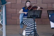 Leah Hammond (Rose Galbraith), die Tochter des ermordeten Münzhändlers, soll auf Wunsch ihres Vaters an einer Elite-Musikschule Violine spielen lernen. Nur widerwillig nimmt sie am Vorspielen teil - und spielt absichtlich falsch. Trotzdem soll sie den Platz an der Schule bekommen. Leah Hammond (Rose Galbraith), die Tochter des ermordeten Münzhändlers, soll auf Wunsch ihres Vaters an einer Elite-Musikschule Violine spielen lernen. Nur widerwillig nimmt sie am Vorspielen teil - und spielt absichtlich falsch. Trotzdem soll sie den Platz an der Schule bekommen.