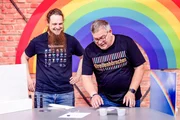 Heute ist Kinderbuchautor und Physiker Michael Büker (links) im Studio zu Gast bei Elton (rechts) und erklärt alles rund ums Thema Regenbogen. Heute ist Kinderbuchautor und Physiker Michael Büker (links) im Studio zu Gast bei Elton (rechts) und erklärt alles rund ums Thema Regenbogen.