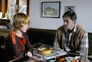 Lukas (Timon Riedbauch, li.) leidet wie sein Vater (Sven Martinek) unter dem Tod seiner Mutter.