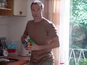 Der Haushalt ist für den Major Harald (Hannes Jaenicke) ein bis dato völlig unbekanntes Krisengebiet. Doch wer Flüchtlingslager in Somalia organisieren kann, der wird doch wohl mit einem Vier-Personen-Haushalt klarkommen ... Der Haushalt ist für den Major Harald (Hannes Jaenicke) ein bis dato völlig unbekanntes Krisengebiet. Doch wer Flüchtlingslager in Somalia organisieren kann, der wird doch wohl mit einem Vier-Personen-Haushalt klarkommen ...