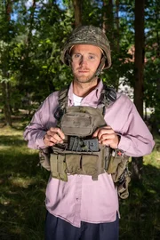 Psychologe Leon Windscheid ist teileingekleidet bei einer Bundeswehrübung für Reservisten im Wald.