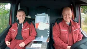 Rohrreiniger-Azubi Luca (l, 19) und Fachmonteur Sven (48) auf dem Weg zu einem Einsatz. Rohrreiniger-Azubi Luca (l, 19) und Fachmonteur Sven (48) auf dem Weg zu einem Einsatz.