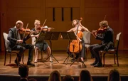 Das Monaco-Streichquartett: Kai Osterwald (Mats Reinhardt, l.), Nina Keppler (Odine Johne, 2.v.l.), Lilli Stolz (Stephanie Japp, 2.v.r.) und Oskar Bachmann (Thomas Unger, r.); wenige Stunden später wird Kai Osterwald tot aufgefunden. Das Monaco-Streichquartett: Kai Osterwald (Mats Reinhardt, l.), Nina Keppler (Odine Johne, 2.v.l.), Lilli Stolz (Stephanie Japp, 2.v.r.) und Oskar Bachmann (Thomas Unger, r.); wenige Stunden später wird Kai Osterwald tot aufgefunden.