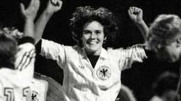 Birgit Dahlke beim Torjubel im ersten L&auml;nderspiel gegen Schweiz 1982.