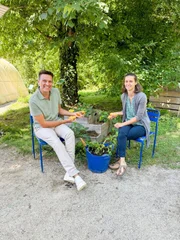 Gemeinsam mit Gartenexpertin Theresa in Tulln in Niederösterreich finden Robert und Lila einige Unterschiede zwischen Kartoffeln und Süßkartoffeln heraus.