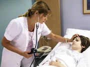 Schwester Yvonne (Maren Gilzer) findet Nico Kress (Friedrich Heine) völlig geschwächt in seinem Zimmer auf. Es geht ihm immer schlechter. Inzwischen hat er Kreislaufprobleme und enorme Blutdruckschwankungen. Noch immer ist nicht bekannt, was die Ursache dieser Beschwerden ist.