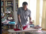 Absoluter Gehorsam, Fleiß und Disziplin zählen zwar zu den Tugenden von Harald (Hannes Jaenicke), doch mit der neuen Situation ist er völlig überfordert. Er muss erst einmal lernen, was es heißt, Vater zu sein. Dazu gehört auch der Kampf mit der Bügelwäsche seiner Töchter ... Absoluter Gehorsam, Fleiß und Disziplin zählen zwar zu den Tugenden von Harald (Hannes Jaenicke), doch mit der neuen Situation ist er völlig überfordert. Er muss erst einmal lernen, was es heißt, Vater zu sein. Dazu gehört auch der Kampf mit der Bügelwäsche seiner Töchter ...