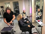 Beate (M.) und Shoppingbegleitung Stefanie beim Friseur. Beate (M.) und Shoppingbegleitung Stefanie beim Friseur.