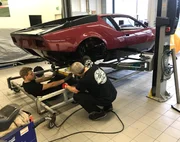 L-R: Lukas Rauen- Teiledienst und Dieter Rotter - KFZ Mechaniker und Oldtimer-Experte L-R: Lukas Rauen- Teiledienst und Dieter Rotter - KFZ Mechaniker und Oldtimer-Experte