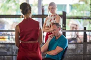 Die Aff&auml;re zwischen der Assistentin Tabatha (Nell Hudson, 2.v.r.) und dem Gesch&auml;ftsf&uuml;hrer Aaron McCormack (Elliot Cowan, r.) kommt durch die Befragung von DS Madeleine Dumas (Aude Legastelois, l.) ans Licht.
