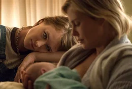 Bereit zu &uuml;bernehmen, v.li.: MacKenzie Davis als Tully, Charlize Theron als Marlo