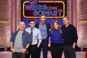 Moderator Kai Pflaume (M.) und seine Rateteam-Kapitäne Bernhard Hoëcker (l.) und Wotan Wilke Möhring (r.) begrüßen in dieser Sendung den Karikaturist, Autor und Podcaster Miguel Robitzky (2.v.l.) und die Drehbuchautorin und Podcast-Moderatorin Carolin „Caro“ Worbs (2.v.r.). Moderator Kai Pflaume (M.) und seine Rateteam-Kapitäne Bernhard Hoëcker (l.) und Wotan Wilke Möhring (r.) begrüßen in dieser Sendung den Karikaturist, Autor und Podcaster Miguel Robitzky (2.v.l.) und die Drehbuchautorin und Podcast-Moderatorin Carolin „Caro“ Worbs (2.v.r.).