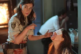 Als die gutgl&auml;ubige Lita (Roxanne McKee, r.) einen fatalen Fehler begeht, geraten sie und Sheriff Angela Carter (Camilla Arfwedson, l.) in allergr&ouml;&szlig;te Lebensgefahr ...