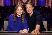 Rateteam-Kapitän Wotan Wilke Möhring (r.) mit Drehbuchautorin und Podcast-Moderatorin Carolin „Caro“ Worbs (l.). Rateteam-Kapitän Wotan Wilke Möhring (r.) mit Drehbuchautorin und Podcast-Moderatorin Carolin „Caro“ Worbs (l.).