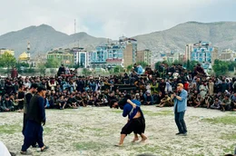 Seit der Machtergreifung der Taliban in Afghanistan im Mai 2021 ist das Land in weiten Teilen abgeschottet - und die Rechte besonders der afghanischen Frauen sind massiv und willk&uuml;rlich eingeschr&auml;nkt. Die TV-Dokumentation "Verbotene Tr&auml;ume - Afghanistans Sportlerinnen im Schatten der Taliban" erz&auml;hlt die Geschichte jener Frauen, die trotz Repressionen ihren Traum vom Sport nicht aufgeben. - WDR-Dreharbeiten in einem Park in Kabul beim traditionellen Ringen. Im Publikum sind ausschlie&szlig;lich M&auml;nner, Frauen ist die Teilhabe untersagt.