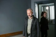 Tosh (Alison O'Donnell) führt Duncan (Mark Bonnar, li.) zum Verhör. Tosh (Alison O'Donnell) führt Duncan (Mark Bonnar, li.) zum Verhör.