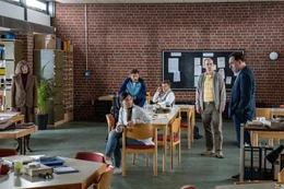 v.li.: Heidi Lohmann (Anke Engelke), Sarah Schuster (Nilam Farooq), Peter Mertens (Florian David Fitz), Klaus Engelhardt (Justus von Dohn&aacute;nyi), Bernd Vogel (Torben Kessler), Holger Arndt (Thomas Loibl).