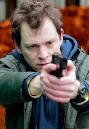 Irenes Kollege Fredrik (Eric Ericson) hat einen Mörder im Visier.