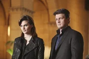 Verfolgen Richard Castle (Nathan Fillion, r.) und Kate Beckett (Stana Katic, l.) wirklich die richtige Spur, oder sind sie auf dem Holzweg?