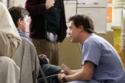 George (T.R. Knight, r.) erzählt einer schwer verletzten Mutter, er habe ihren Sohn gefunden, damit sie endlich in die OP einwilligt. Nun sucht er im ganzen Krankenhaus nach dem Jungen ... George (T.R. Knight, r.) erzählt einer schwer verletzten Mutter, er habe ihren Sohn gefunden, damit sie endlich in die OP einwilligt. Nun sucht er im ganzen Krankenhaus nach dem Jungen ...