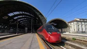 Der Italo EVO durchquert Italien mit 250 Kilometern pro Stunde. Sein Konkurrent Frecciarossa 1000 bringt es sogar auf 300 Kilometer pro Stunde.