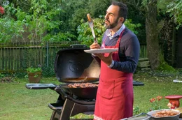 Der ordnungsliebende Bauleiter Kenan (Adnan Maral) und seine chaotische Nachbarin Lissi haben ihre Kinder zum Grillen eingeladen.