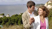 Obwohl Michael (Jochen Schropp) der Verlobte der Schwester ist, kann sich Amy (Marie Rönnebeck) ihren Gefühlen nicht entziehen.