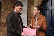 Ingrid (Emma Appleton) legt DS Luke Nash (Kerr Logan) ihre eigenen Recherche-Ergebnisse vor. Ingrid (Emma Appleton) legt DS Luke Nash (Kerr Logan) ihre eigenen Recherche-Ergebnisse vor.