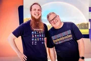 Kinderbuchautor und Physiker Michael Büker (links) erklärt Elton (rechts) bei "1, 2 oder 3" wie Regenbögen entstehen. Kinderbuchautor und Physiker Michael Büker (links) erklärt Elton (rechts) bei "1, 2 oder 3" wie Regenbögen entstehen.