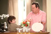 Um seinen Musikabend zu einem perfekten Ereignis zu machen, hat Cameron (Eric Stonestreet, re.) sogar Luke (Nolan Gould) rekrutiert.