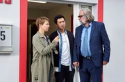 Hui Ko (Aaron Lee, M.) und Vicky Adam (Katja Danowski, l.) treffen am Tatort auf Rainer Paffrath (Andreas Windhuis, r.).