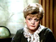 Jessica (Angela Lansbury) ist eine der Geschworenen und untersucht den Fall noch einmal.