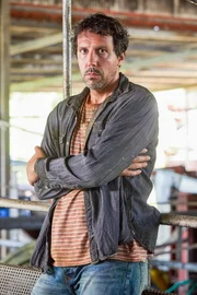 Alex Gaumond (Oscar Samuel).