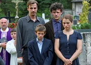 Vorne, l-r: Franz (Max von Thun), Franzi (Enzo Gaier), Josef (Manuel Rubey), Rosaria (Henriette Confurius).