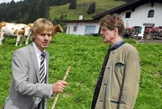 Während Thomas Klopp (Rhon Diels, li.) Martin anzeigen will, möchte sein Vater (Horst Kummeth, re.), dass Thomas sich mehr um seine Mutter sorgt.