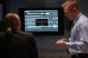 REENACTMENT - Der leitende Ermittler (gespielt von David Patrick Green) verwendet eine Audioanalyse, um ein Klickger&auml;usch zu identifizieren, das im Cockpit des Atlantic Airways Fluges 670 aufgenommen wurde. (Bildnachweis: Cineflix/Darren Goldstein)