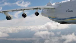 An jeder Tragfl&auml;che der Antonov An-225 befinden sich drei Turbinen-Strahltriebwerke.