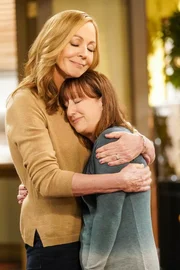 (v.li.): Allison Janney (Bonnie), Beth Hall (Wendy). (v.li.): Allison Janney (Bonnie), Beth Hall (Wendy).
