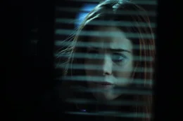 Begeht den folgenschweren Fehler, dem M&ouml;rder Maynard zu vertrauen: Lita (Roxanne McKee, r.) ...