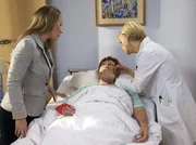 Als Sina Bergmann (Anja Schneider, li.) ihre Mutter Jutta (Viktoria Brams, mi.) besuchen will, ist diese bewusstlos. Sofort holt sie Dr. Kathrin Globisch (Andrea Kathrin Loewig, re.), die Jutta auf die Intensivstation verlegt.