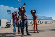 Ayr, ON - REENACTMENT - Zuschauer und Fotografen, gespielt von Darstellern im Hintergrund, blicken erwartungsvoll zum Start der Virgin Galactic SS2 auf. (Cineflix/Darren Goldstein) Ayr, ON - REENACTMENT - Zuschauer und Fotografen, gespielt von Darstellern im Hintergrund, blicken erwartungsvoll zum Start der Virgin Galactic SS2 auf. (Cineflix/Darren Goldstein)