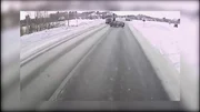 Eine eisige Fahrbahn kann waghalsige Fahrer ins Schleudern und andere Straßenverkehrsteilnehmer in Gefahr bringen. Eine eisige Fahrbahn kann waghalsige Fahrer ins Schleudern und andere Straßenverkehrsteilnehmer in Gefahr bringen.