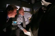 REENACTMENT - Der leitende Ermittler (gespielt von David Patrick Green) (rechts) und ein weiterer Flugunfallermittler (gespielt von einem Darsteller im Hintergrund) untersuchen ein St&uuml;ck Fahrwerk, das nach dem Absturz von Atlantic Airways Flug 670 in einem Moor gefunden wurde. (Bildnachweis: Cineflix/Darren Goldstein)