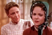 Mary (Melissa Sue Anderson, r.) macht sich große Sorgen um ihren Ehemann. Caroline (Karen Grassle, l.) versucht, ihre Tochter zu trösten.